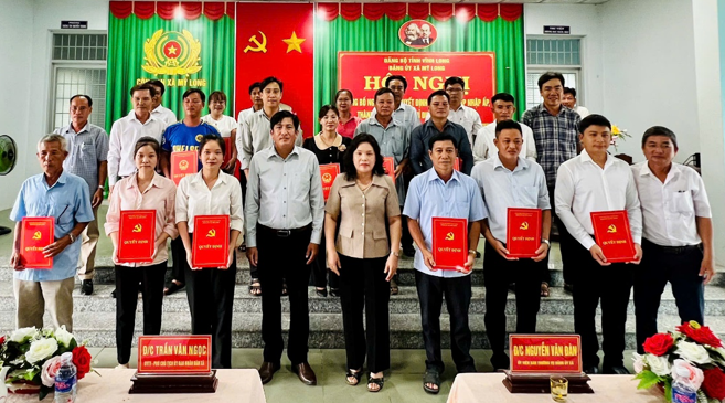 XÃ MỸ LONG: CÔNG BỐ NGHỊ QUYẾT CỦA XÃ VỀ SÁP NHẬP ẤP, QUYẾT ĐỊNH THÀNH LẬP CHI BỘ VÀ CHỈ ĐỊNH NHÂN SỰ CÁC ẤP