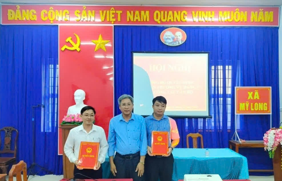 Đảng Ủy xã Mỹ Long công bố, trao Quyết định điều động cán bộ