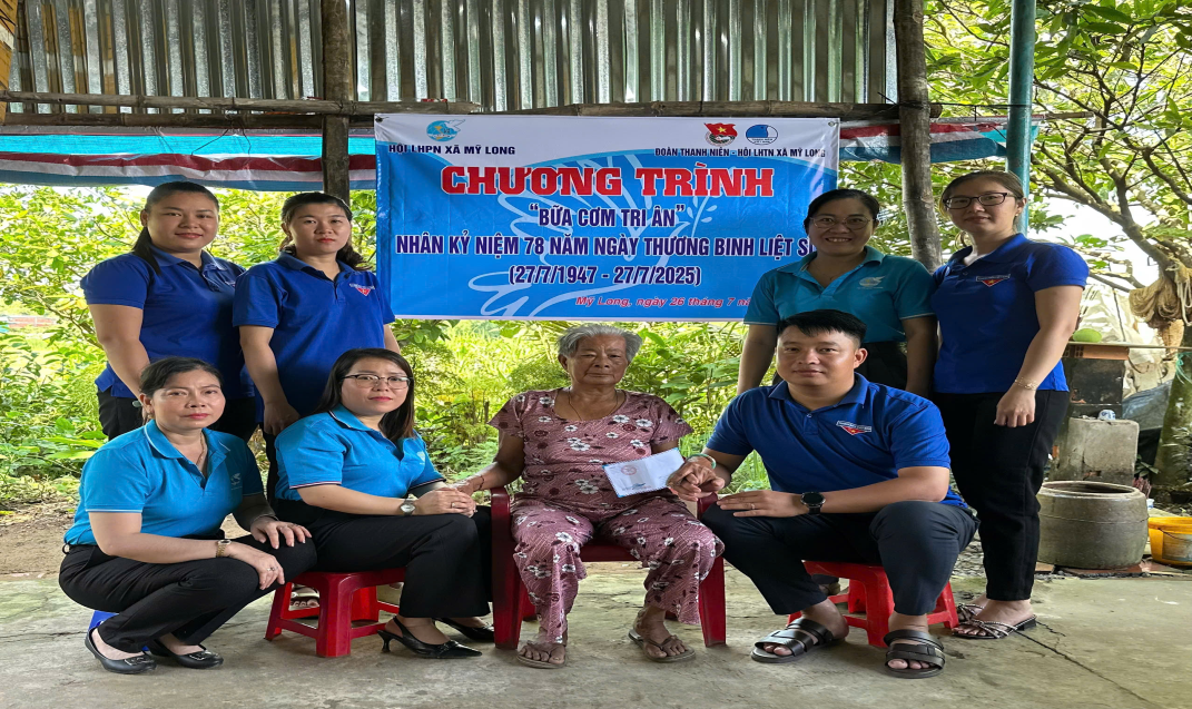 Đoàn Thanh niên xã – Hội liên hiệp Phụ nữ xã Mỹ Long tổ chức hoạt động thăm tặng quà cho gia đình chính sách và tổ chức chương trình “Bữa cơm tri ân” 