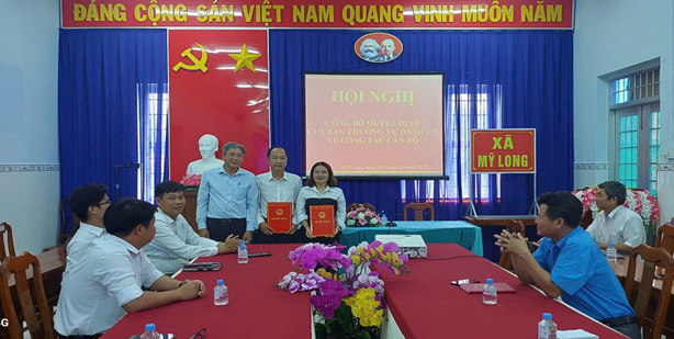Đảng ủy xã Mỹ Long công bố và trao quyết định điều động cán bộ