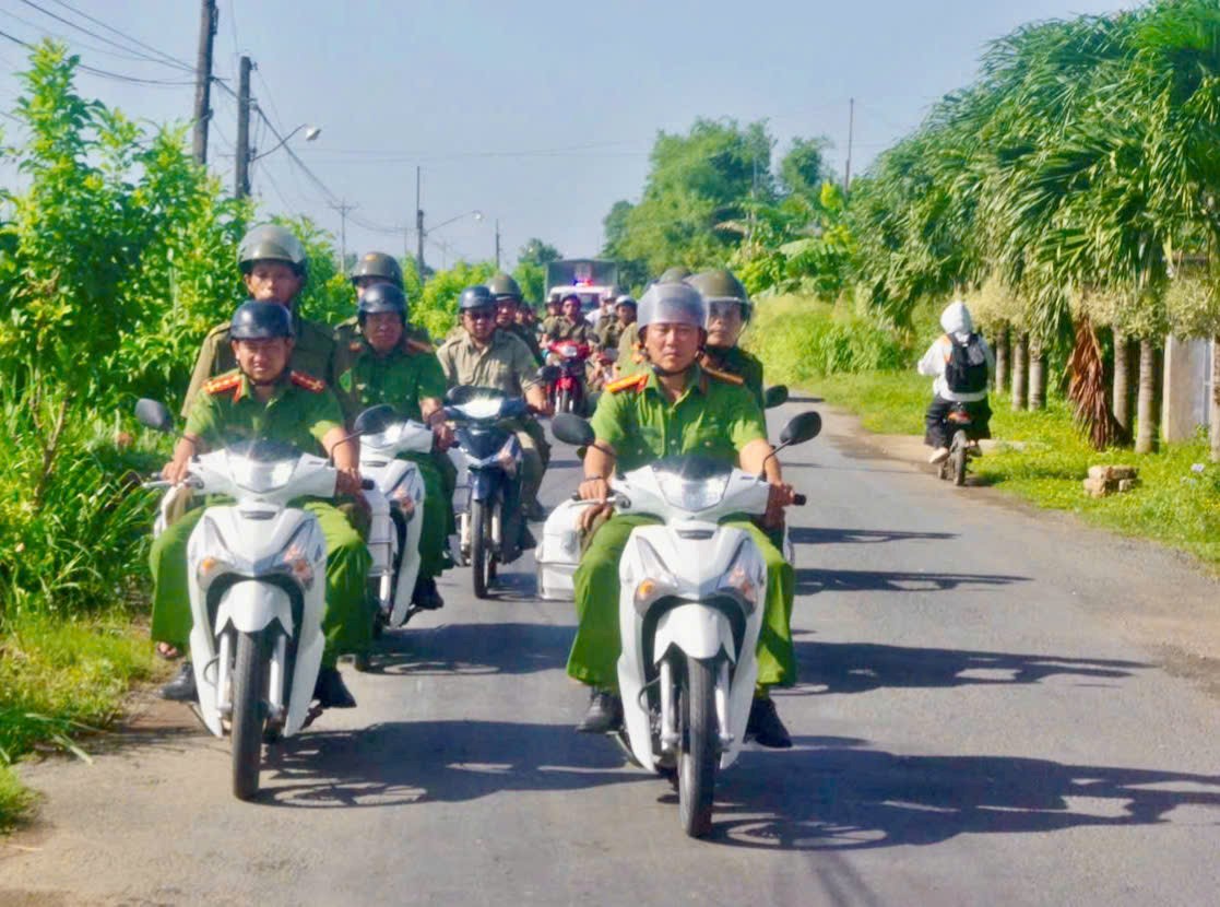 Công an xã Mỹ Long ra quân thực hiện cao điểm tấn công trấn áp tội phạm, bảo đảm an ninh trật tự.