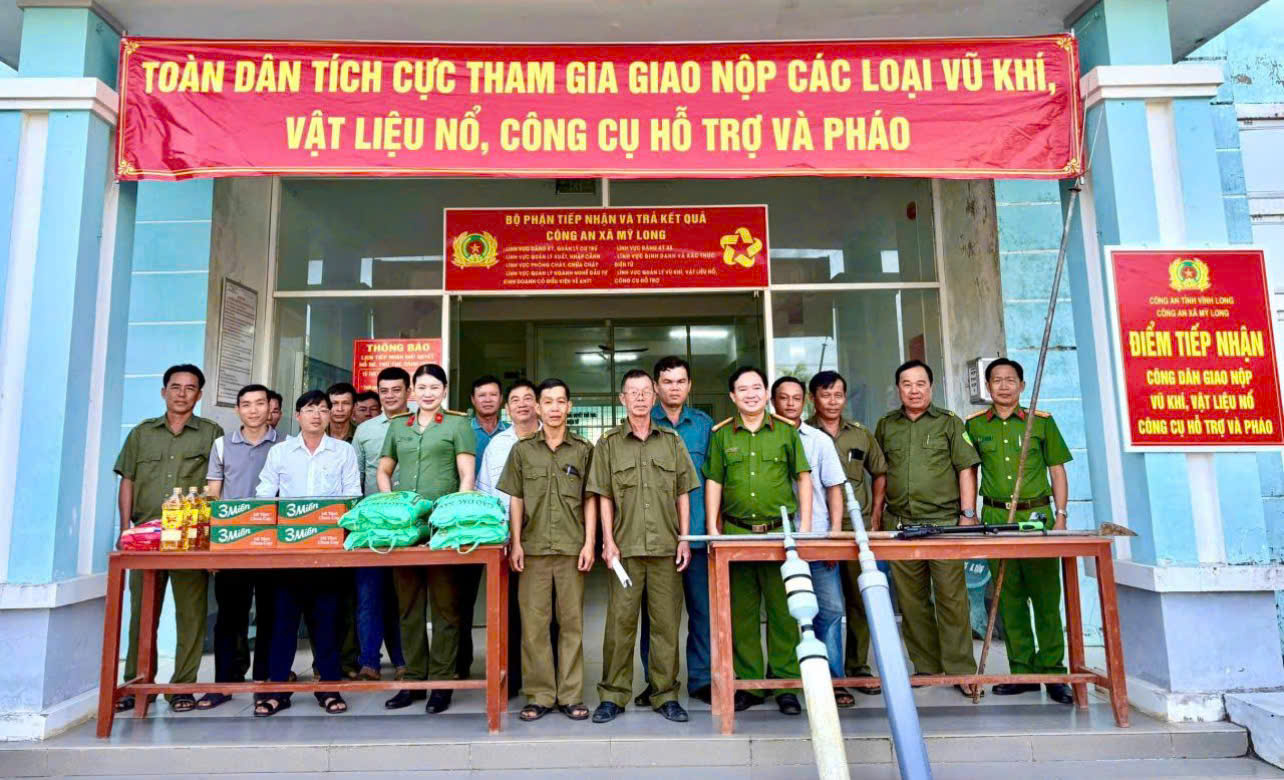 Công an xã Mỹ Long, ra mắt Mô hình vận động toàn dân “Giao nộp vũ khí, công cụ hỗ trợ được tặng quà”