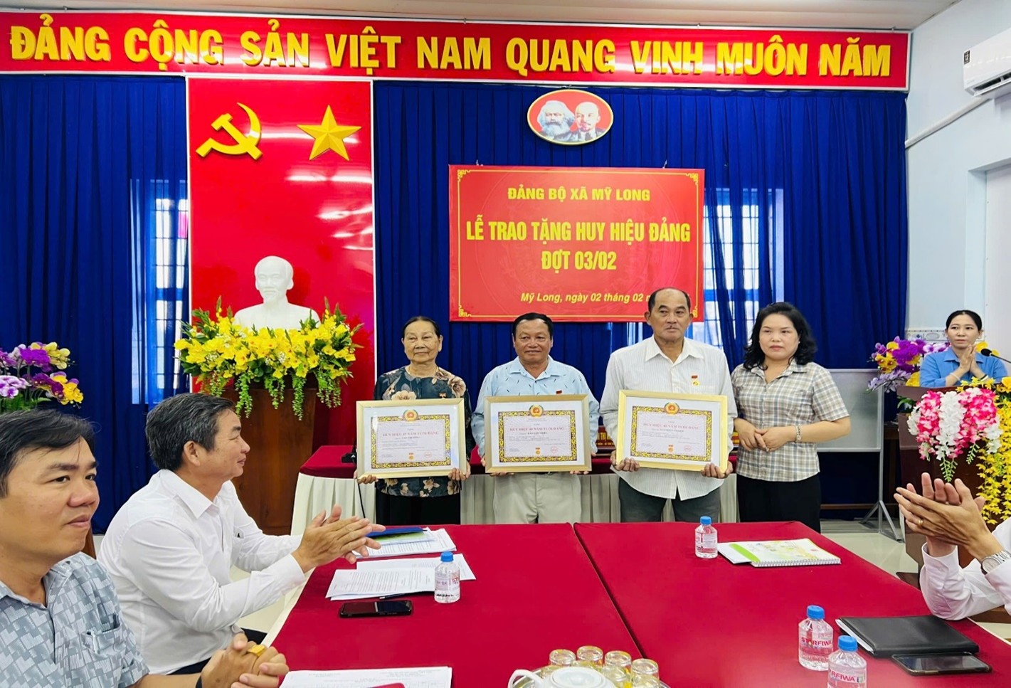 ĐẢNG ỦY XÃ MỸ LONG TRAO TẶNG HUY HIỆU ĐẢNG ĐỢT 03/02/2026