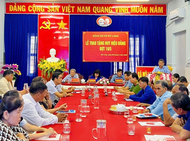 ĐẢNG ỦY XÃ MỸ LONG TRAO TẶNG HUY HIỆU ĐẢNG ĐỢT 19/5/2026