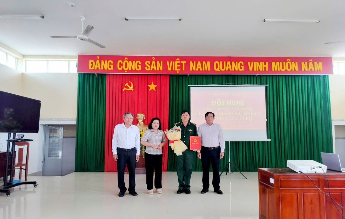 Đảng ủy xã Mỹ Long công bố Quyết định của Ban Thường vụ Tỉnh ủy về công tác cán bộ