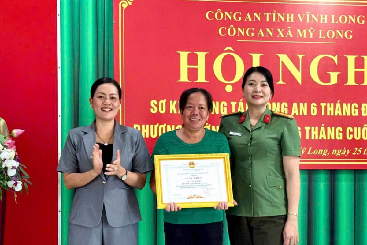 Khen thưởng người dân nhặt được vàng, trả lại người đánh rơi